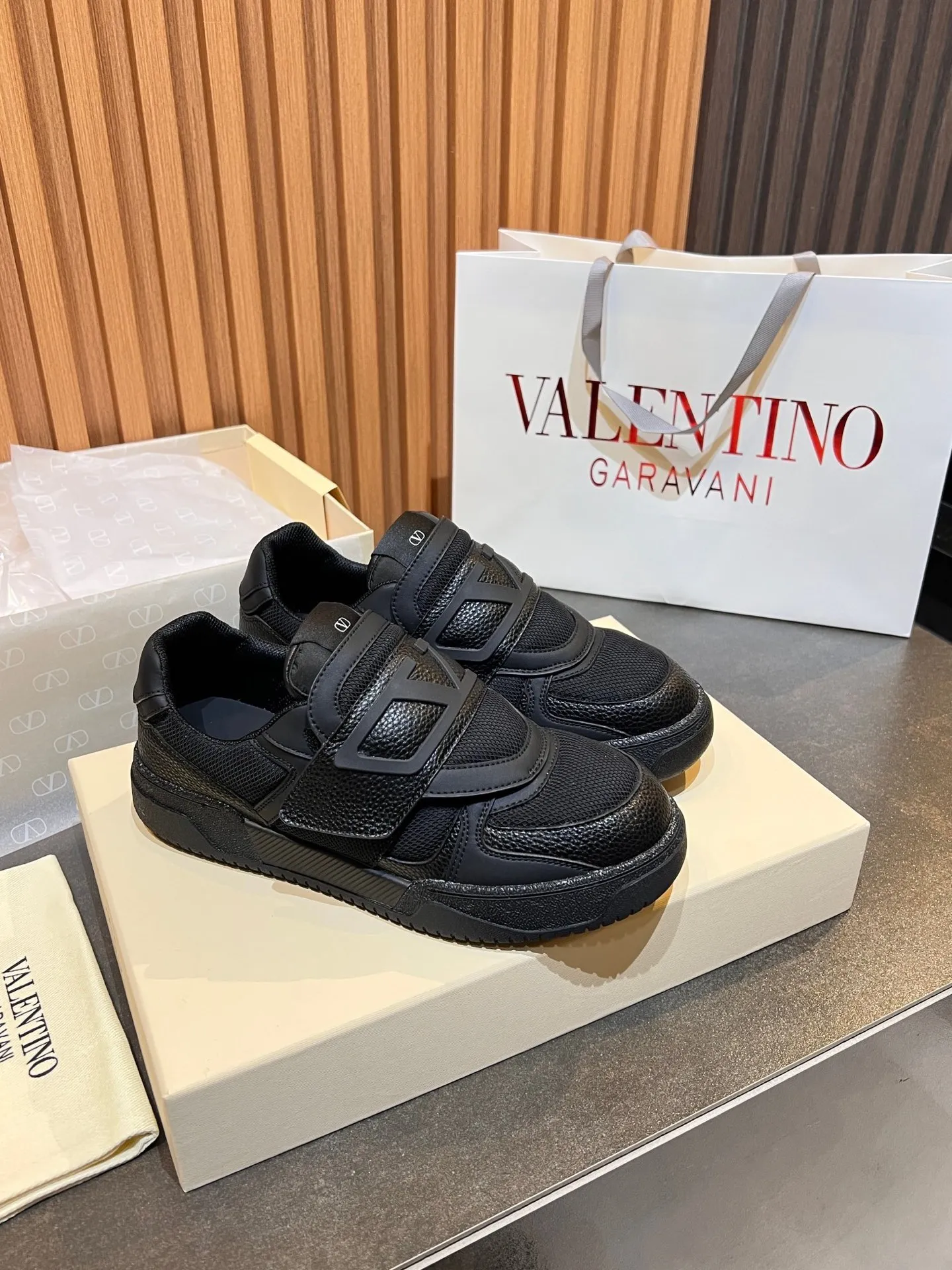Men's men's shoes 💰760 VLTN Valentin 𝑶𝒏𝒆𝑺𝒕𝒖𝒅 Couple's sneaker series Valentino 2025 new couple's sneakers are on sale. The original ZP purchased and disassembled. Repeated pattern making and modification. The strength must be restored one to one! Top luxury masterpiece Velcro design Soft and comfortable imported calfskin 🧧brings excellent and elegant texture and excellent on-foot comfort Top purchasing version upper: imported calfskin surface/original oil edge craftsmanship Inner: water-dyed cowhide lining Outsole: original development 𝐓𝐏𝐔 two-color combination outsole Packaging: original configuration complete package Code number: 35-46 (45 46 customized)